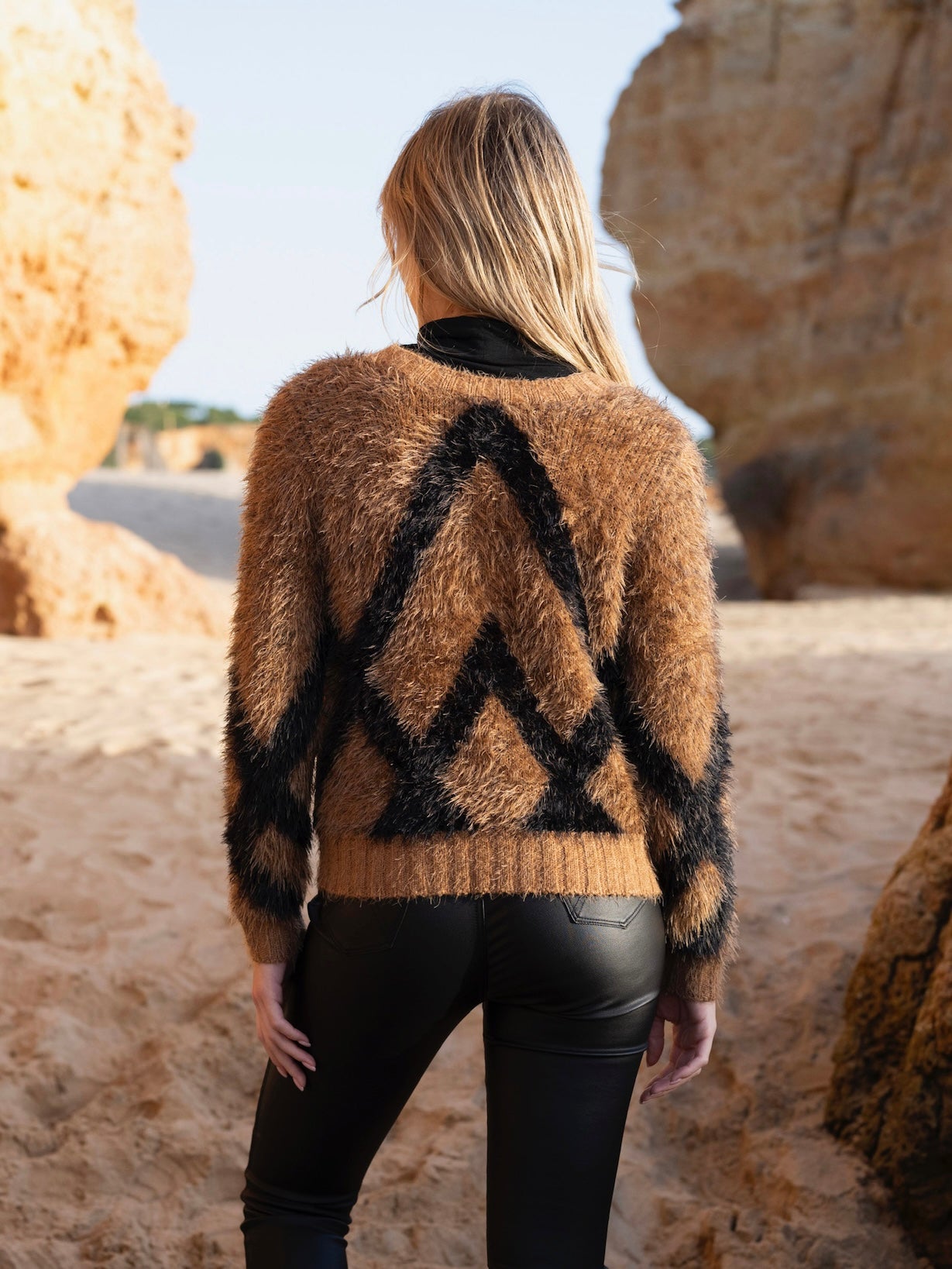 REVERSIBLE EYELASH CARDIGAN - Black & Camel