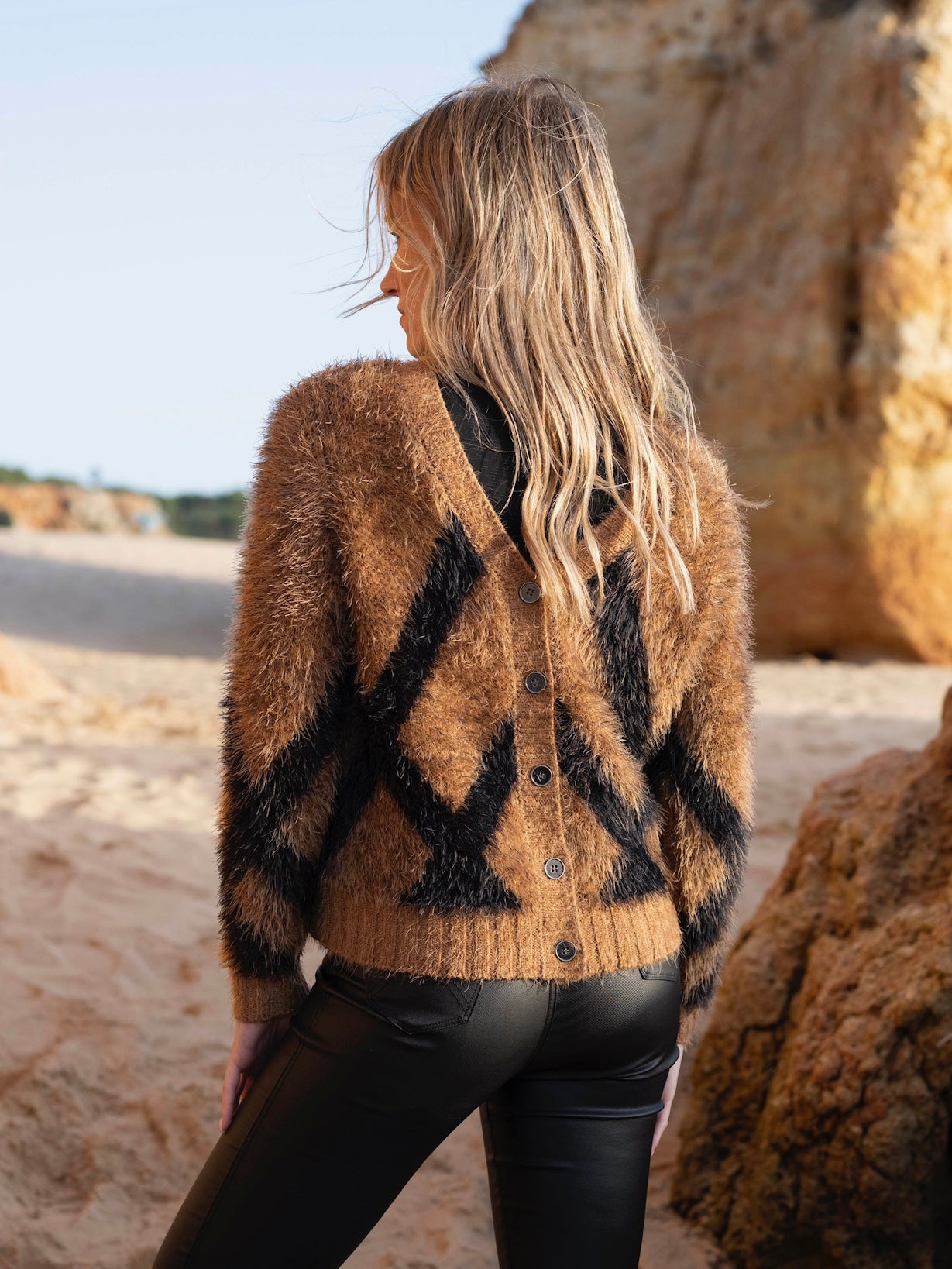 REVERSIBLE EYELASH CARDIGAN - Black & Camel