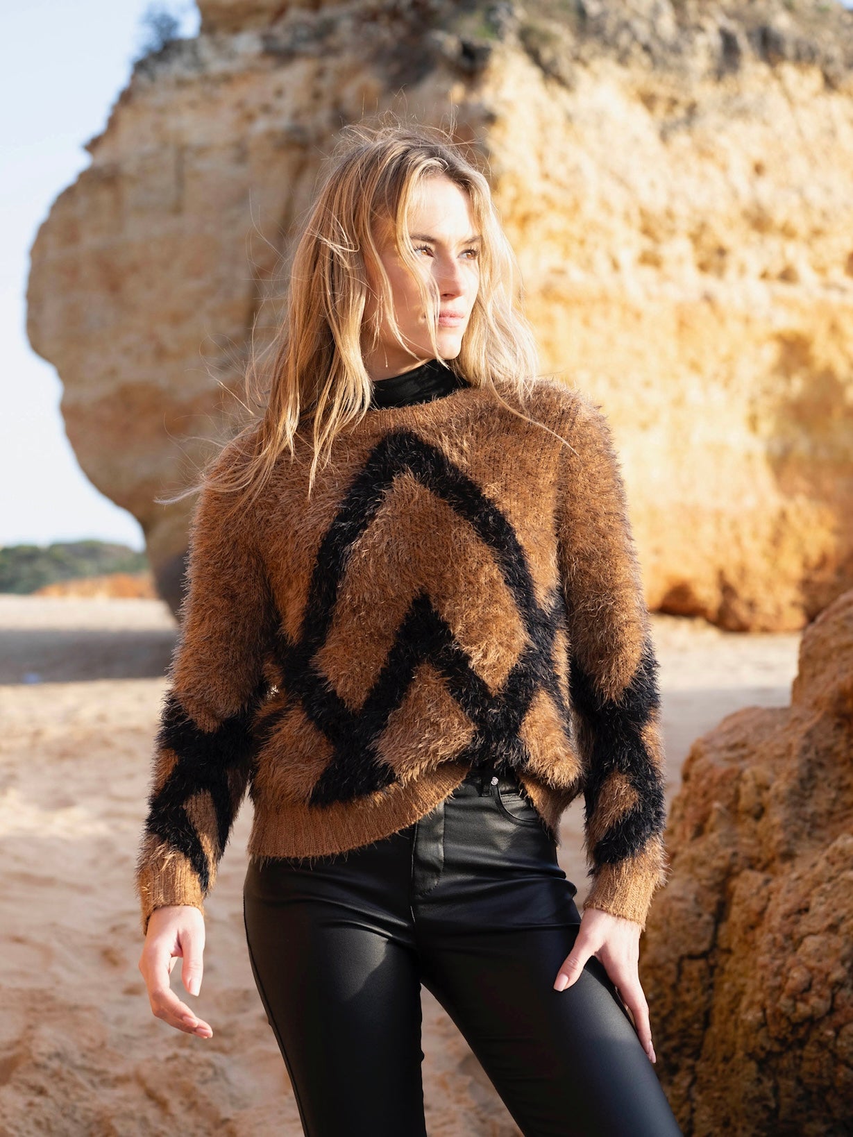 REVERSIBLE EYELASH CARDIGAN - Black & Camel