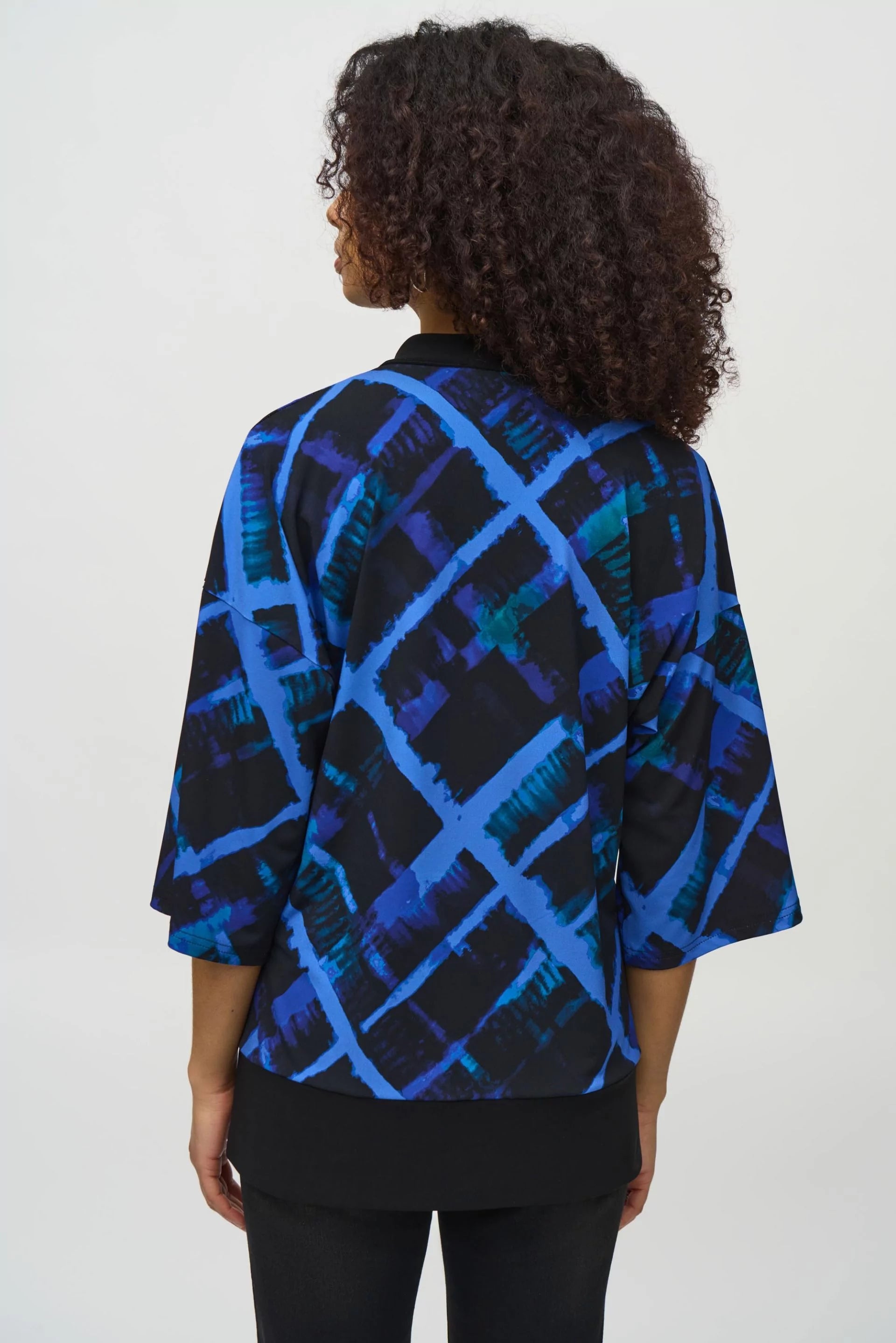 ABSTRACT SPLIT NECK TOP