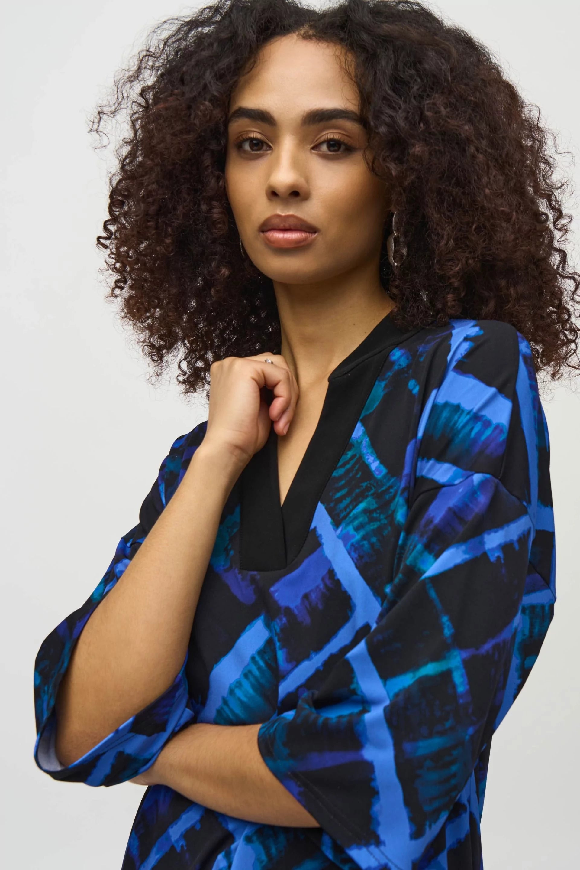 ABSTRACT SPLIT NECK TOP